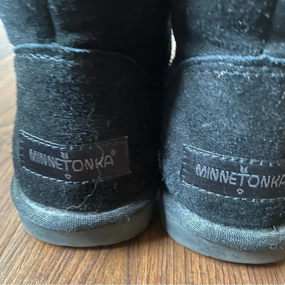 Minnetonka Women’s Black Suede Sheepskin Ankle Bootie SZ 8